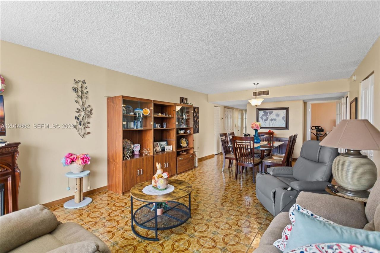 8530 Byron Ave, Unit 302, Miami Beach, FL 33141 Photo