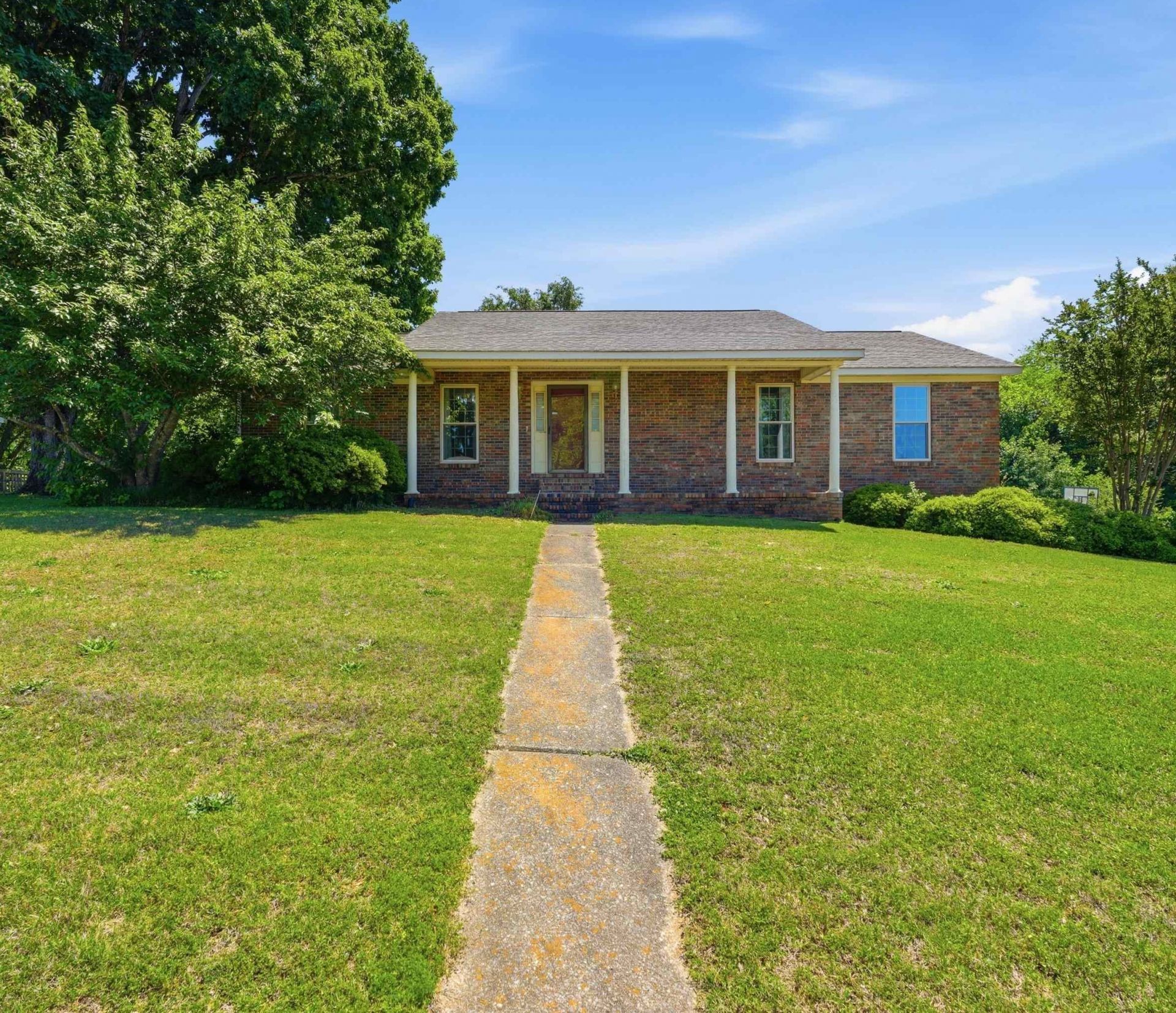 122 Oak Hill Dr, Florence, AL 35633 Main Photo