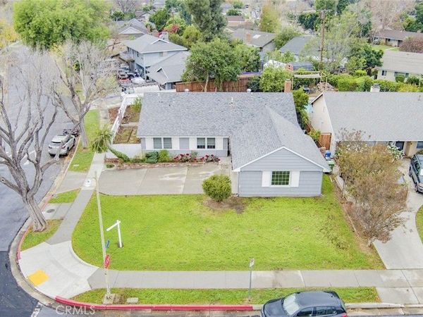22201 Schoolcraft, Canoga Park, CA 91303
