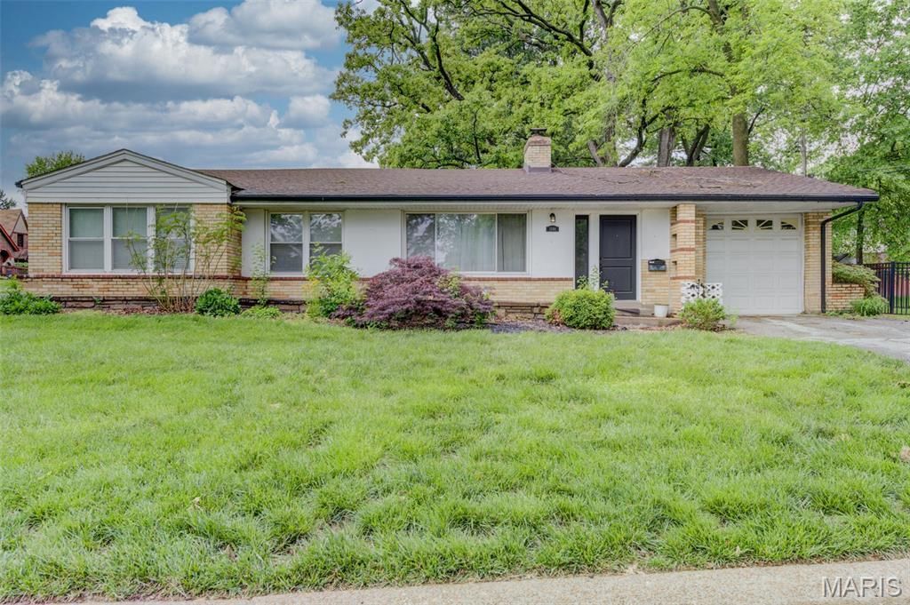 1101 E Parkedge Lane, University City, MO 63130 Main Photo