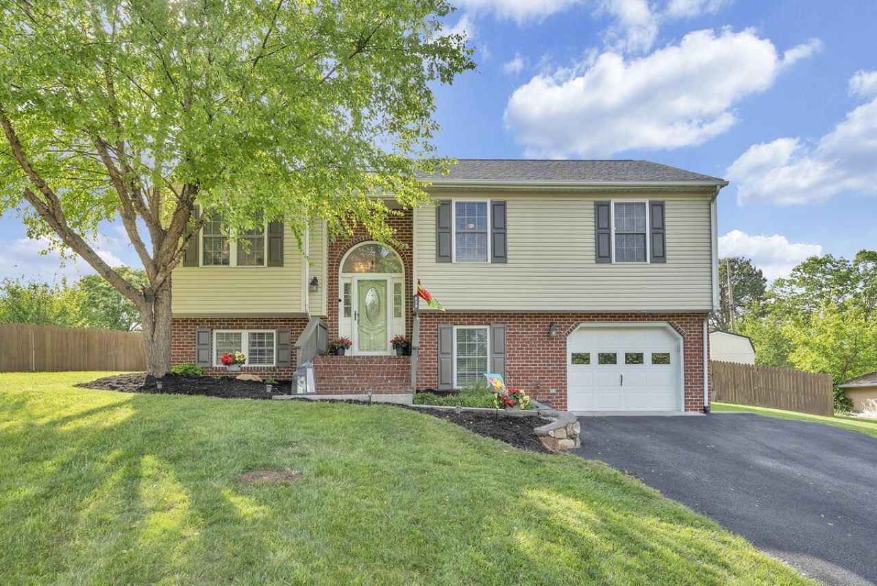 439 Howard Dr , Salem, VA 24153 Main Photo