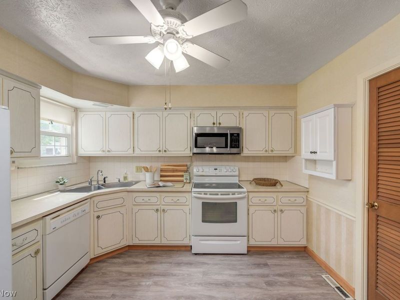 2847 Pease Drive , Unit D401, Rocky River, OH 44116 Photo 14