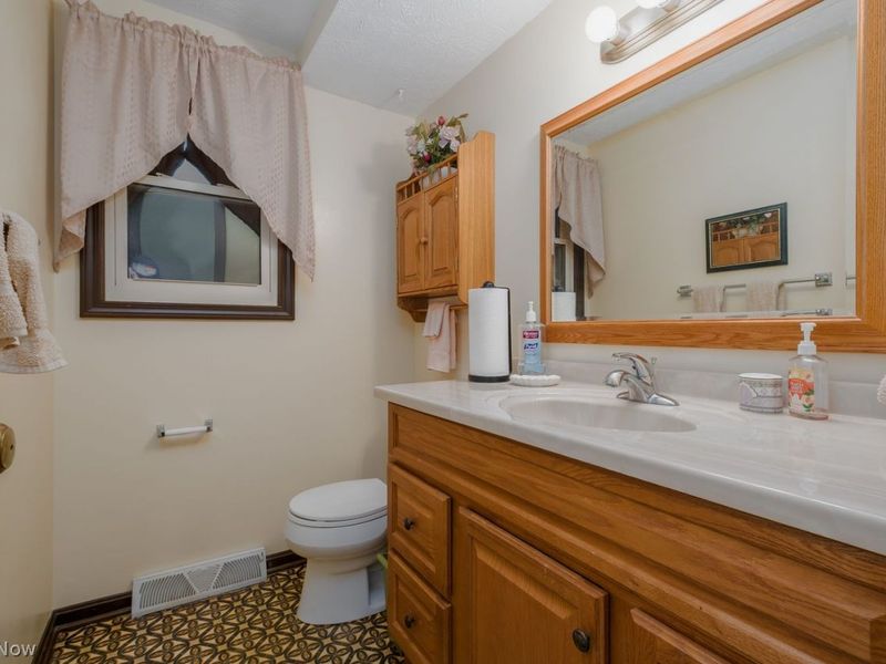 7951 Lake O Springs Avenue NW, Canton, OH 44720 Photo 16