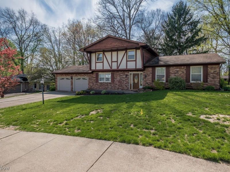 7951 Lake O Springs Avenue NW, Canton, OH 44720 Photo 2