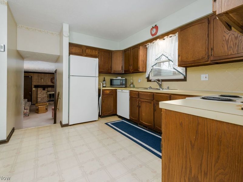 7951 Lake O Springs Avenue NW, Canton, OH 44720 Photo 9