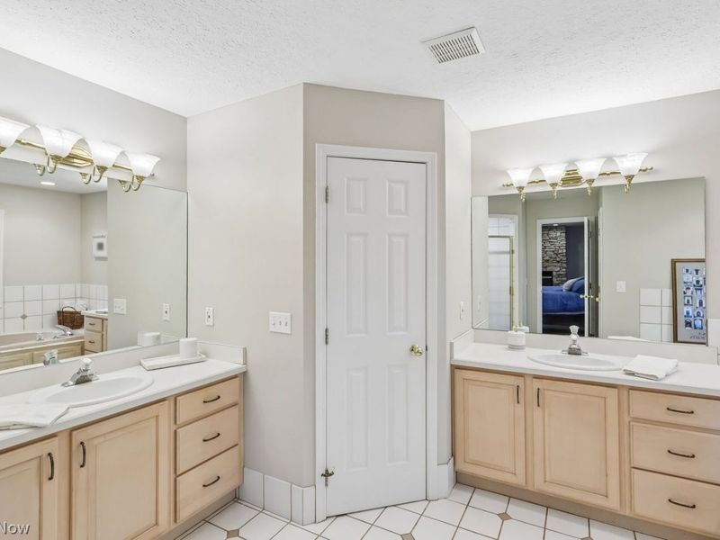 21376 Sydenham Road , Shaker Heights, OH 44122 Photo 23