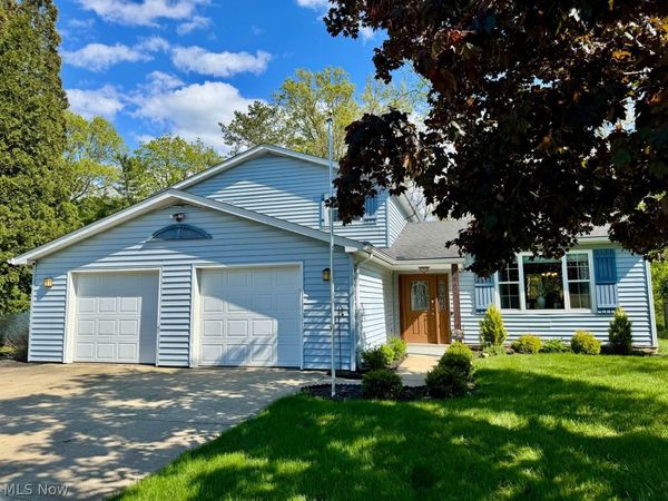 132 Hillcrest Lane , Elyria, OH 44035