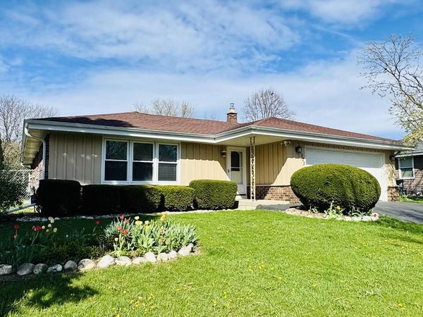 1523 David LANE, Waukesha, WI 53189