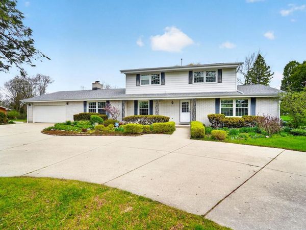 1634 River Oaks LANE, Mequon, WI 53092