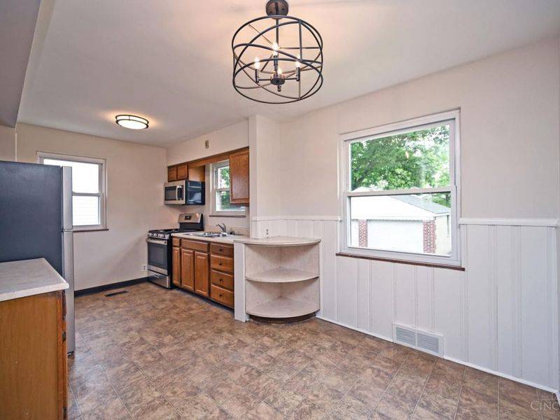 178 E Crest Drive, Reading, OH 45215 Photo 9