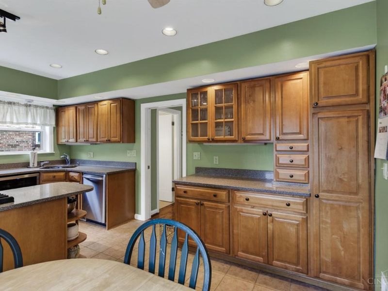 3846 Drakewood Drive, Cincinnati, OH 45209 Photo 13