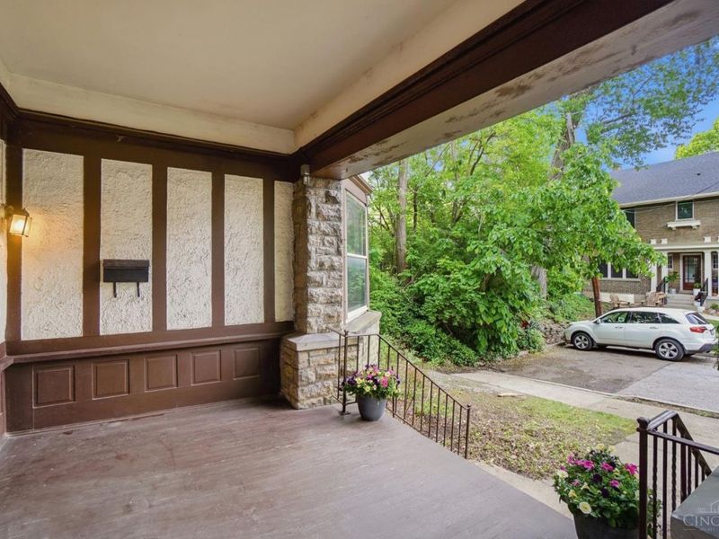 621 Evanswood Place, Cincinnati, OH 45220 Photo 3