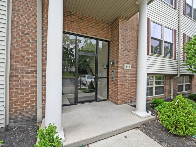 142 Palisades Point, Unit 4, Cincinnati, OH 45238 Photo 2