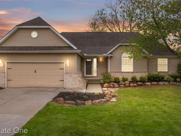 16222 Pine Lake Forest Court, Fenton Twp, MI 48451