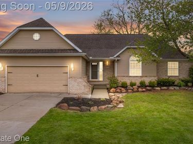 16222 Pine Lake Forest Court, Fenton Twp, MI 48451