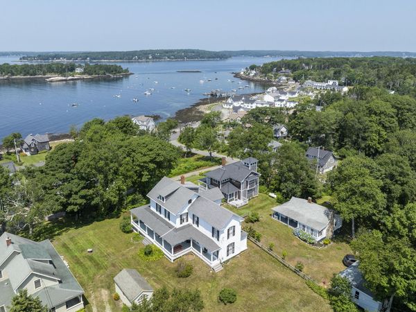 9 Grove Street, Boothbay, ME 04544
