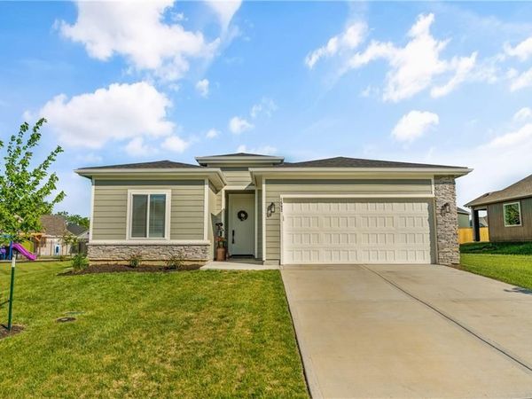 1592 Grayhawk Drive, Basehor, KS 66007