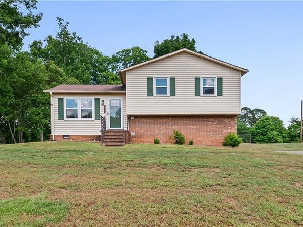 5561 Remington Point Drive, Walkertown, NC 27051
