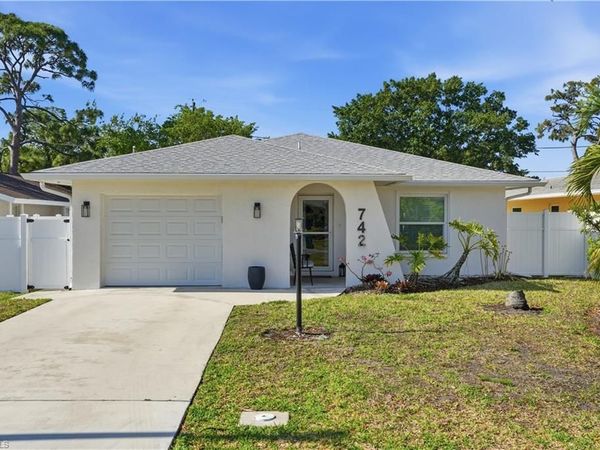 742 99th AVE N, NAPLES, FL 34108