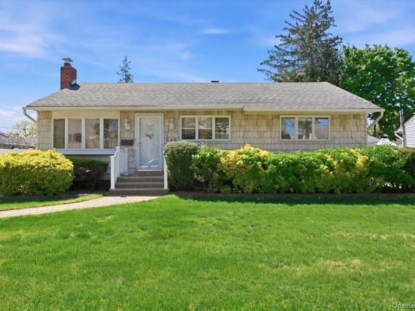 648 Dogwood Avenue , Franklin Square, NY 11010