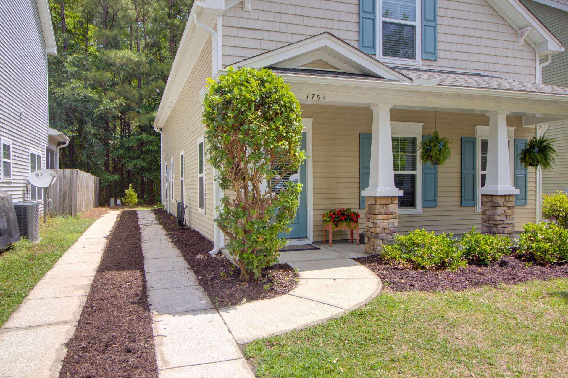 1754 Towne Street Photo 7