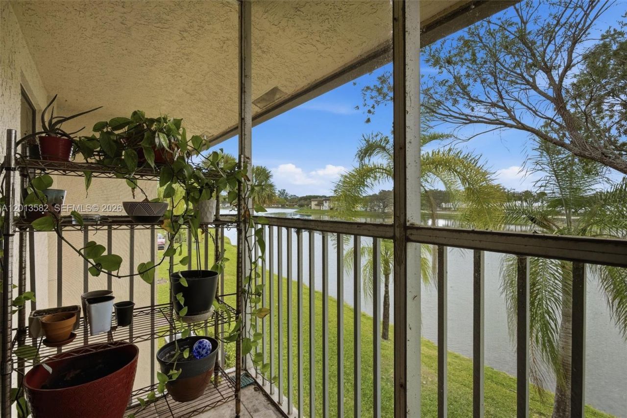 5501 Lakeside Dr, Unit 204, Margate, FL 33063 Photo
