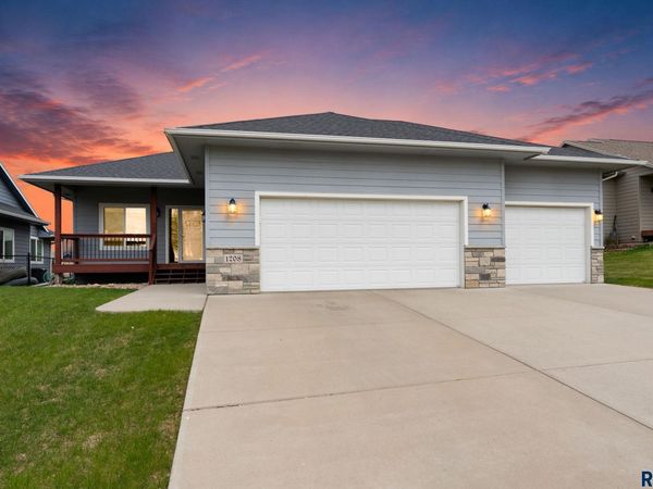 1208 N Broken Bow Ave, Sioux Falls, SD 57103