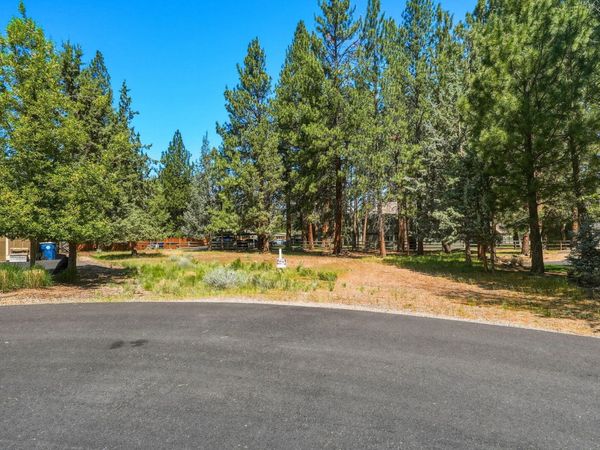 875 S Starry Skies Court, Sisters, OR 97759