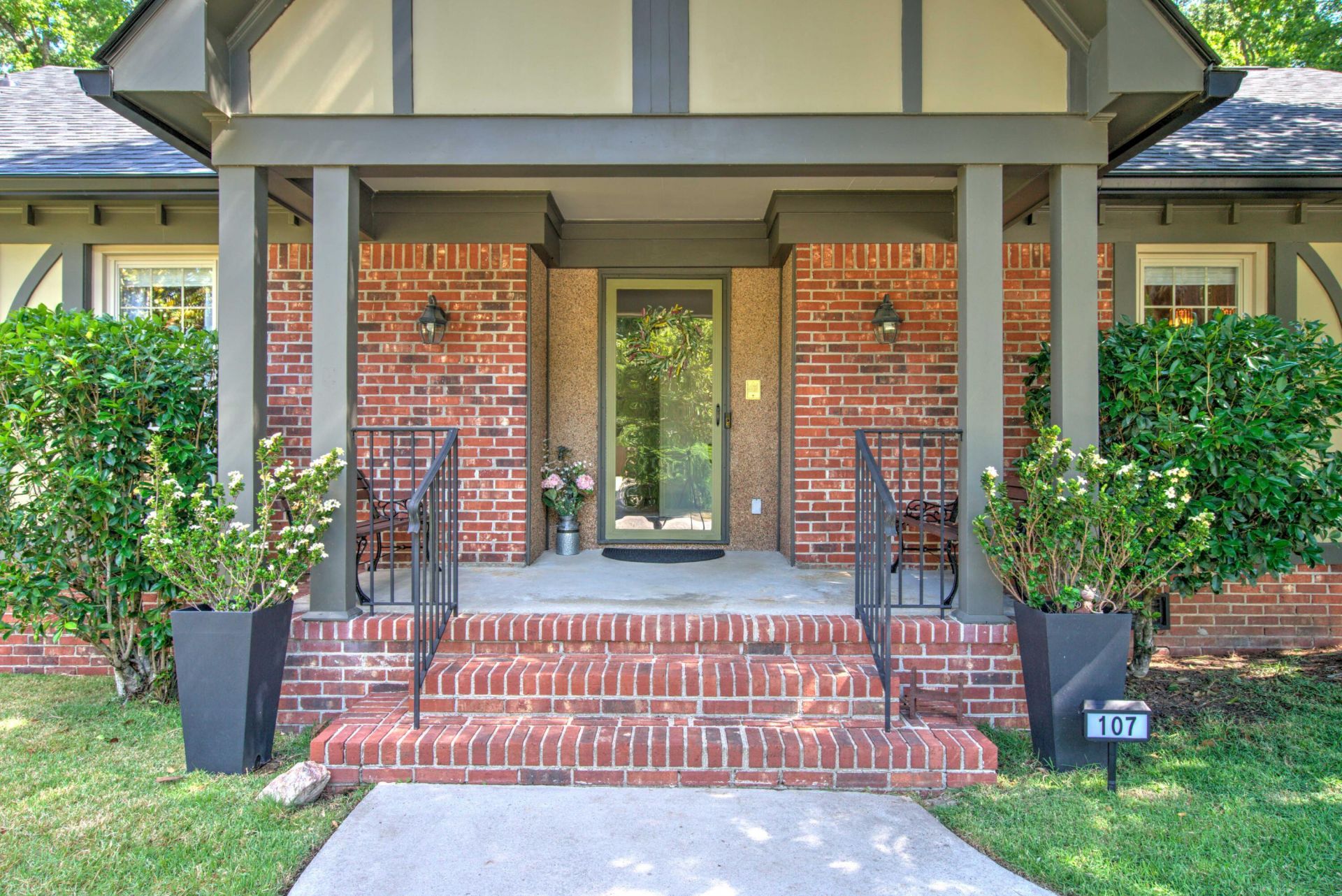 107 Stratford Drive Photo 4