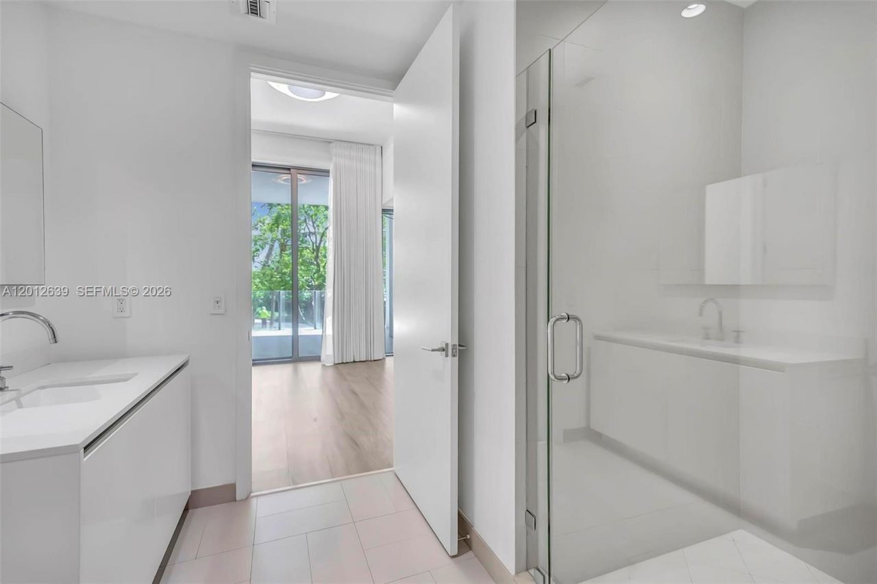 2831 S Bayshore Dr , Unit 402, Miami, FL 33133 Photo