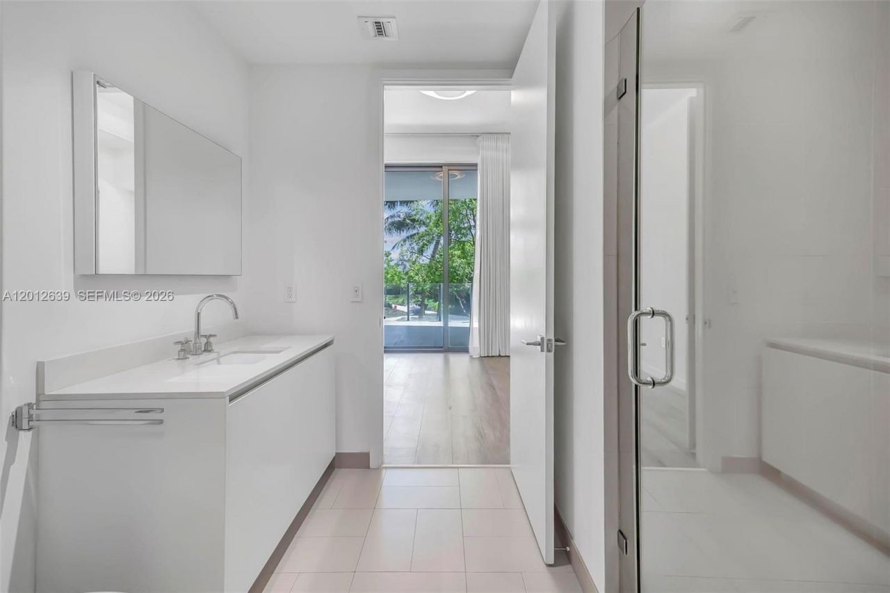 2831 S Bayshore Dr , Unit 402, Miami, FL 33133 Photo