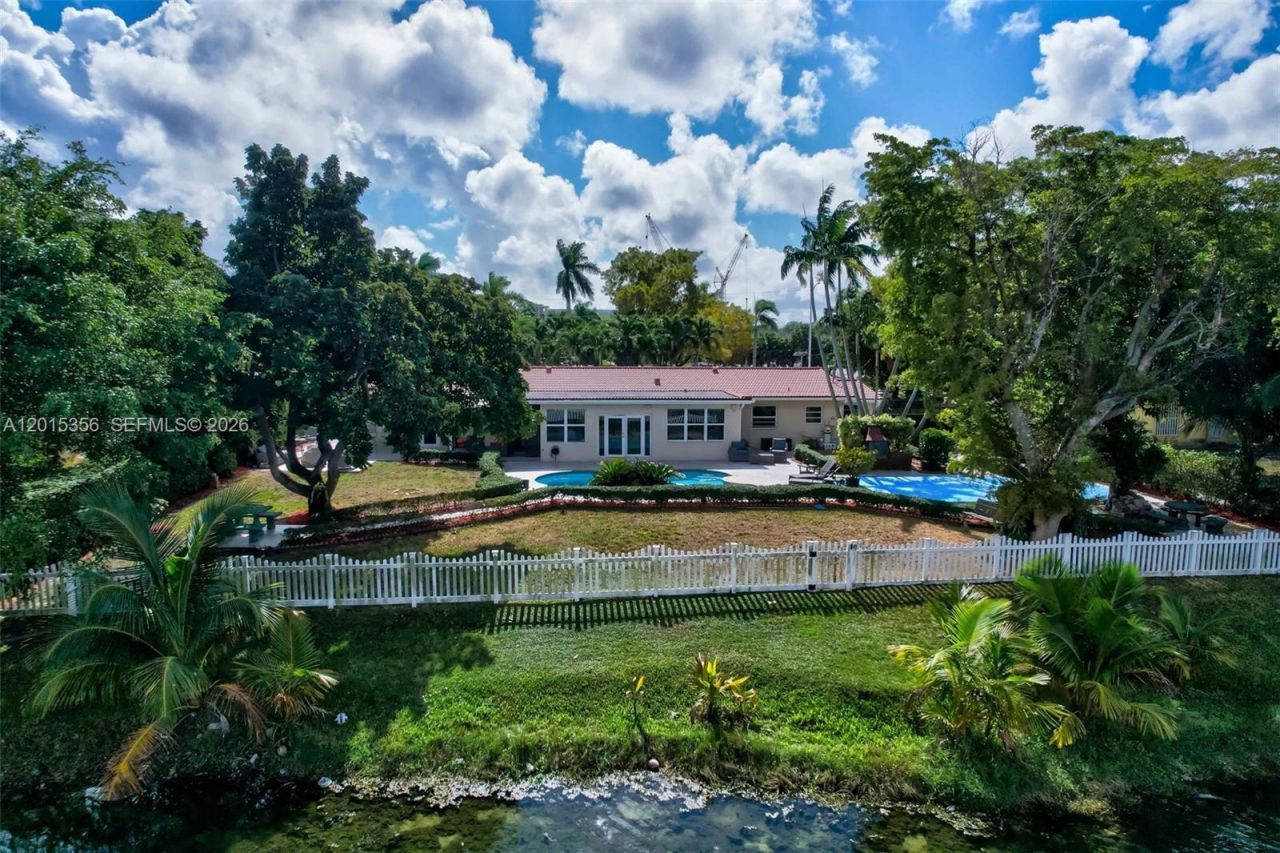 9261 SW 88 St , Miami, FL 33176 Photo