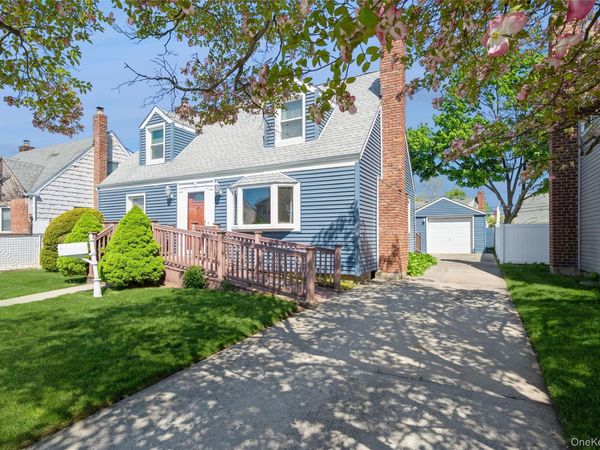 23 Gables Drive, Hicksville, NY 11801