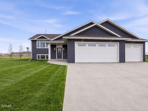 645 PARKWAY Lane E, Northwood, ND 58267