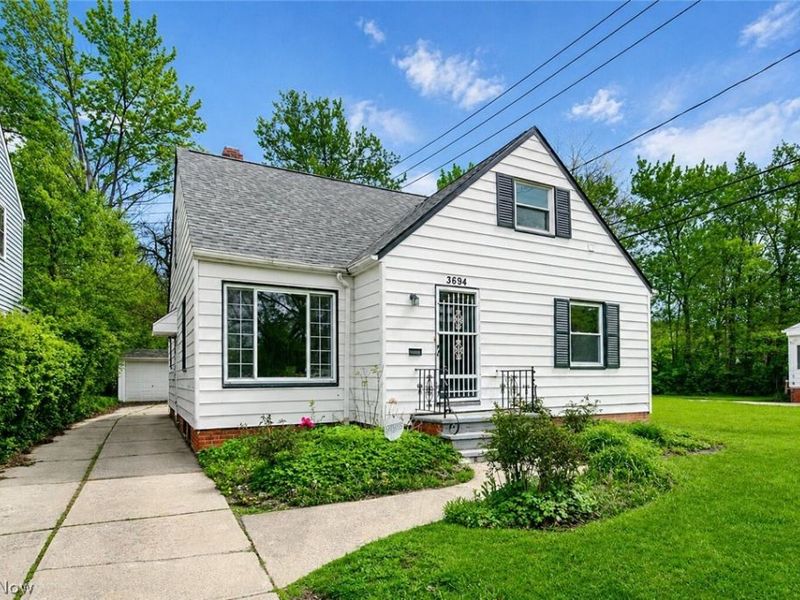 3694 Grosvenor Road, Cleveland Heights, OH 44118 Photo 2