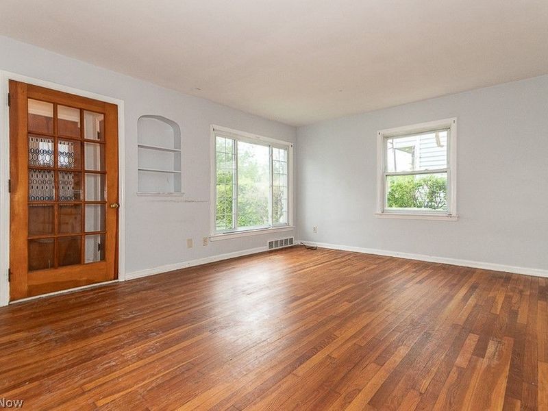 3694 Grosvenor Road, Cleveland Heights, OH 44118 Photo 3
