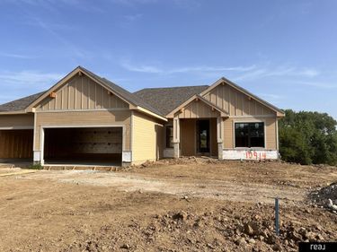 10914 Portage Drive, Papillion, NE 68046