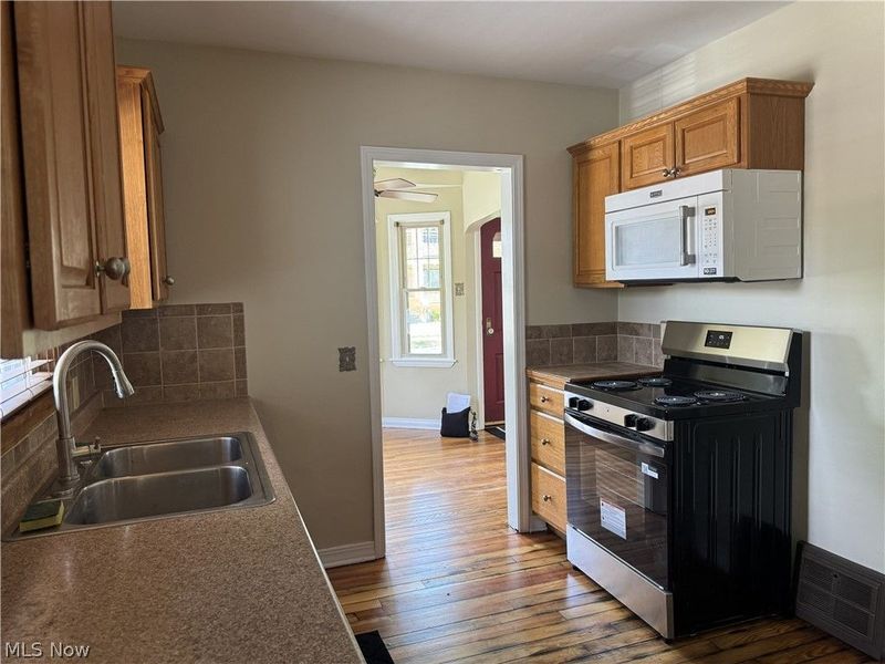 204 E Baird Avenue, Barberton, OH 44203 Photo 5