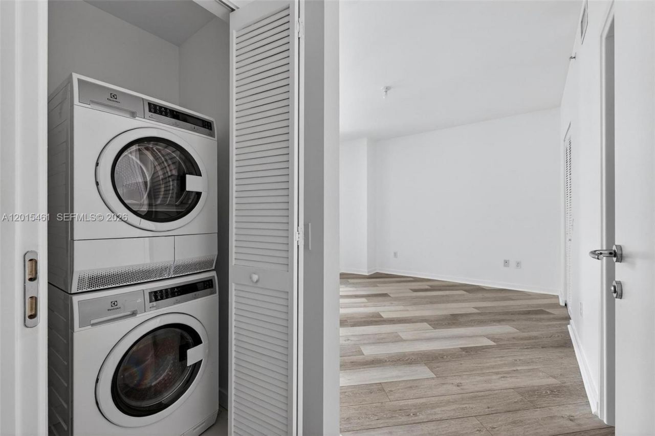 300 S Biscayne Blvd, Unit T-2407, Miami, FL 33131 Photo