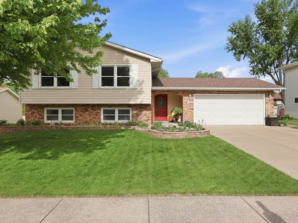 3706 Tam O Shanter Drive, Bettendorf, IA 52722