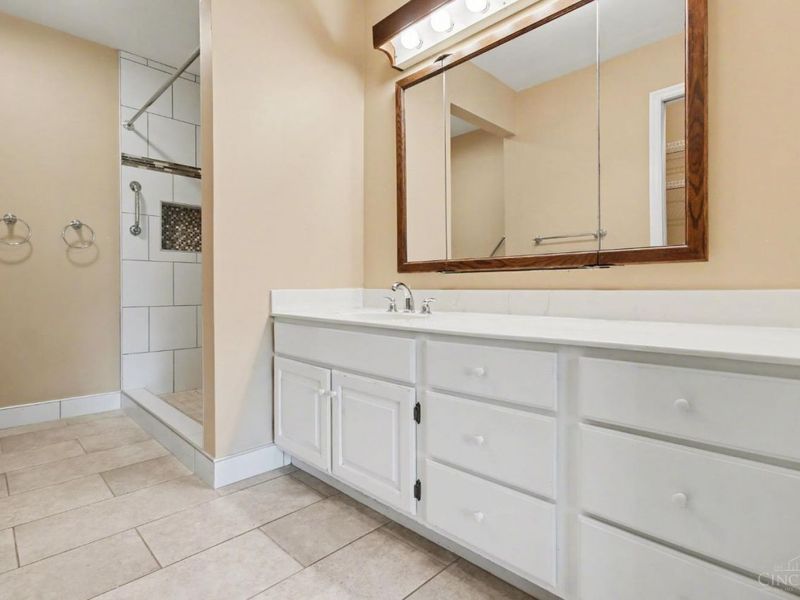 3080 Country Woods Lane, Green Township, OH 45248 Photo 8