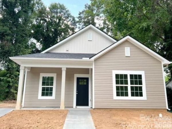 817 W Davidson Avenue , Gastonia, NC 28052