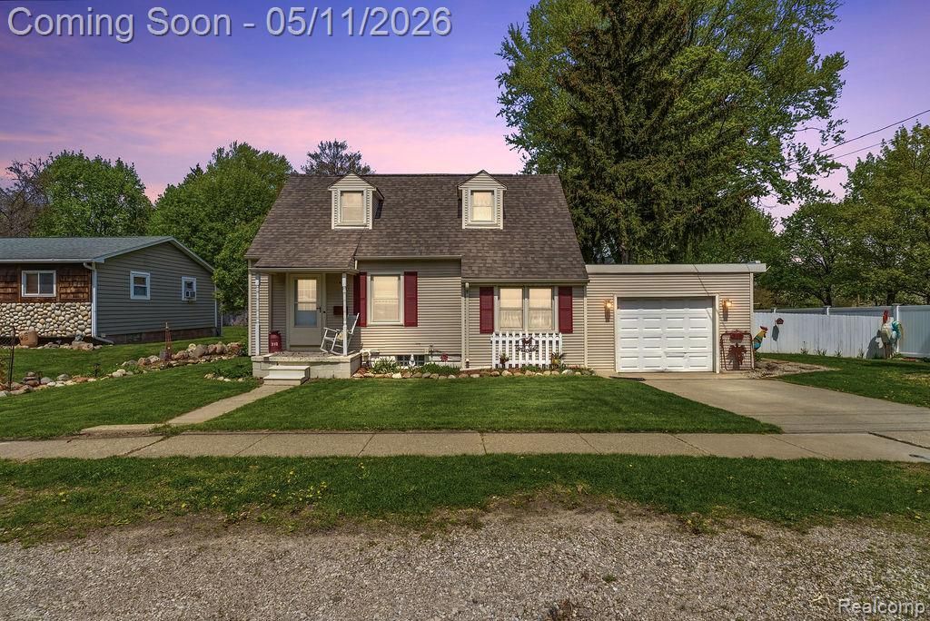 310 W Caroline Street, Fenton, MI 48430 Main Photo