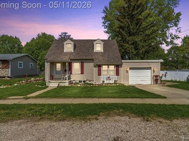 310 W Caroline Street, Fenton, MI 48430