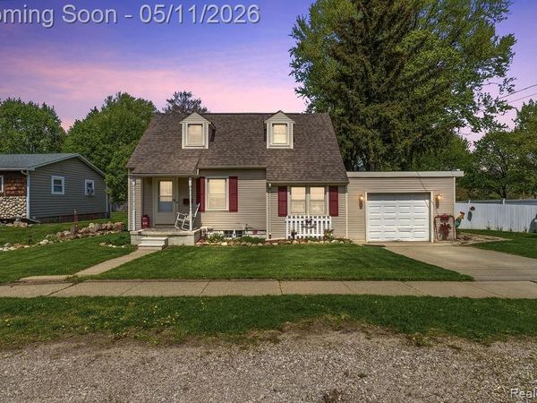 310 W Caroline Street, Fenton, MI 48430