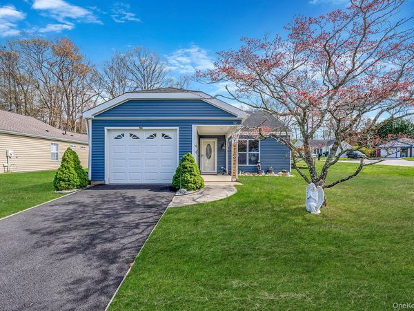 1 Avon Court , Ridge, NY 11961