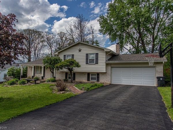 8523 Sleepy Hollow Drive NE, Warren, OH 44484