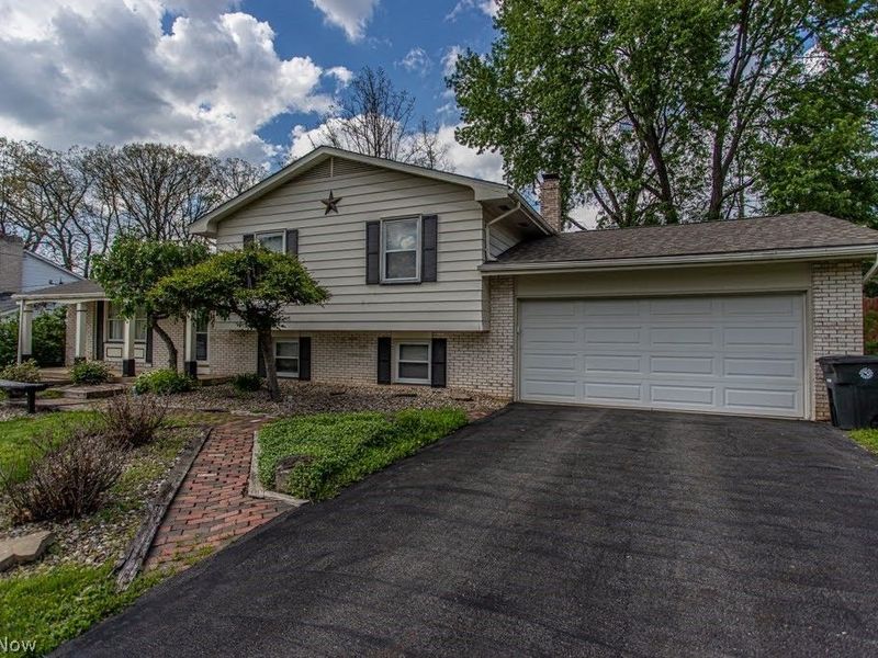 8523 Sleepy Hollow Drive NE, Warren, OH 44484 Photo 2
