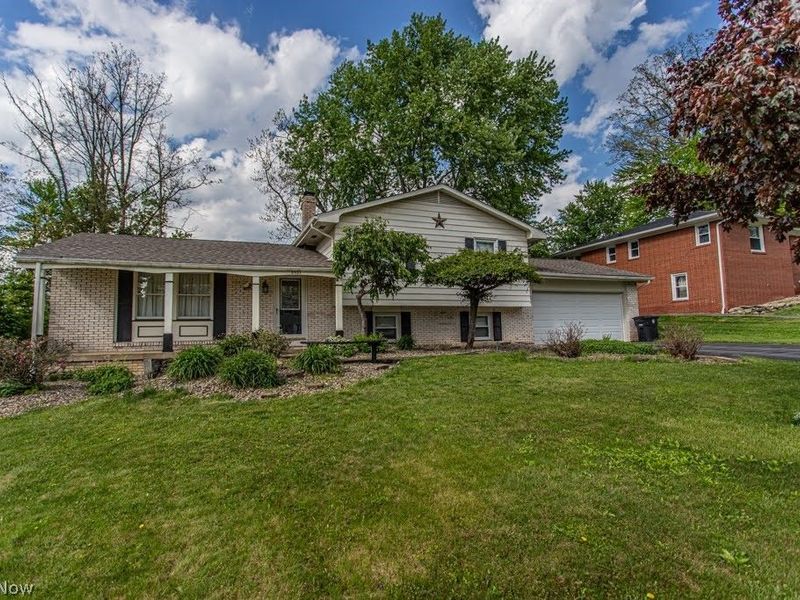 8523 Sleepy Hollow Drive NE, Warren, OH 44484 Photo 3