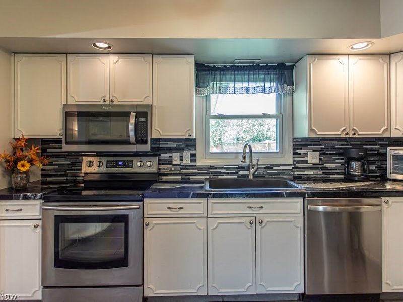 8523 Sleepy Hollow Drive NE, Warren, OH 44484 Photo 4